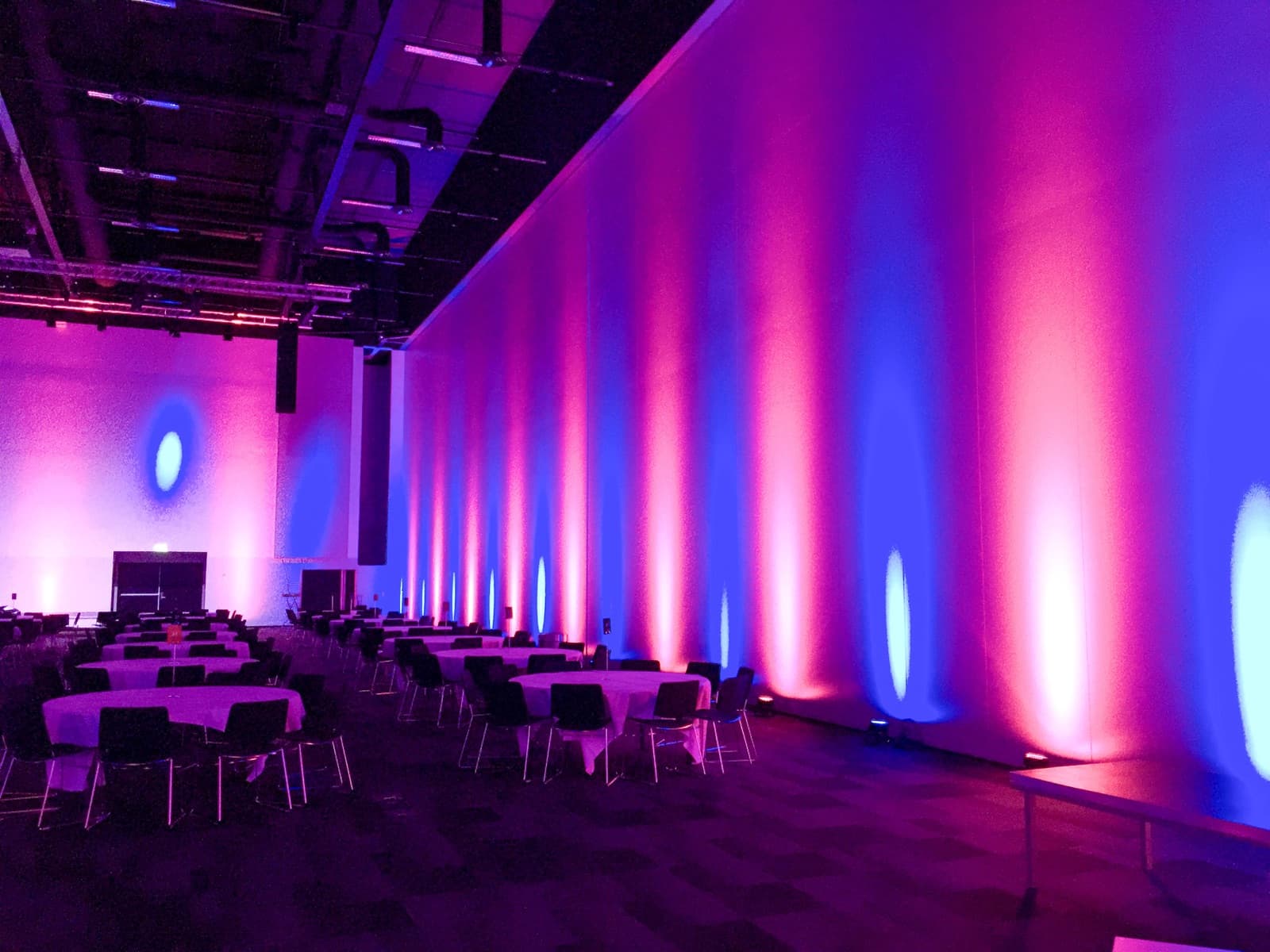 Moving heads og scenebelysning – hva trenger du til ditt event?