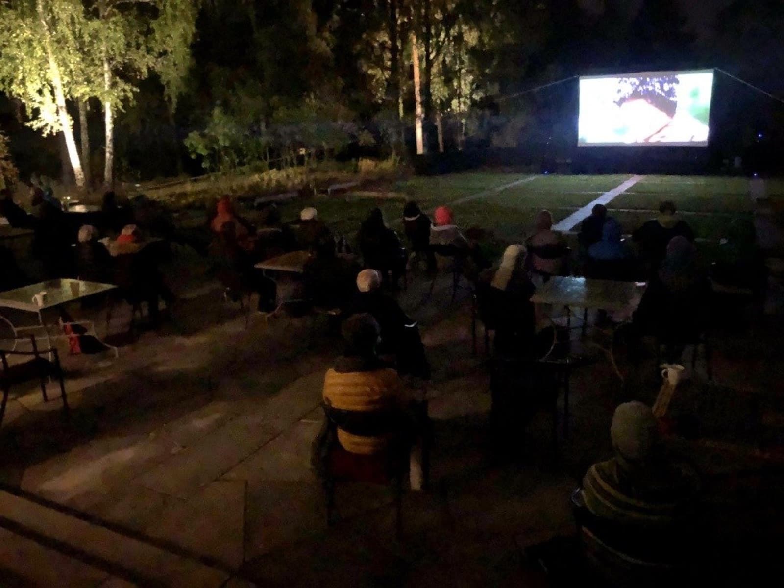 Utekino til leie i Oslo – komplett pakke med lerret, projektor og lyd