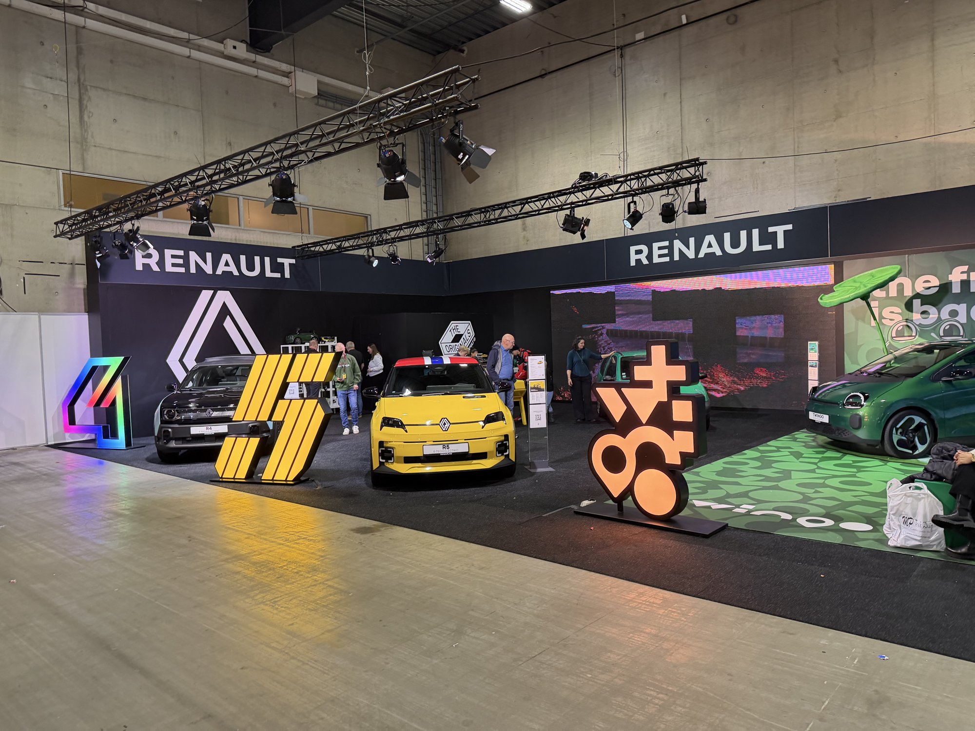 Renault-standen på Oslo Motor Show 2026, med trussen og spottene over Renault 5 og Renault 4
