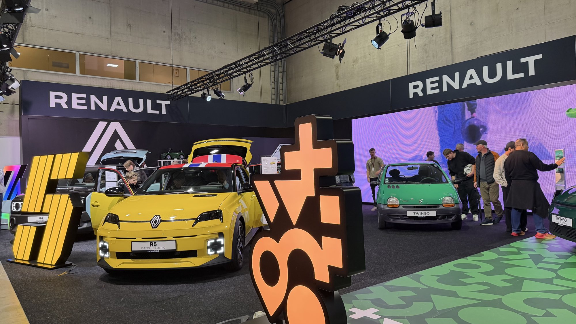 Renault 5 og de belyste tallene på standen